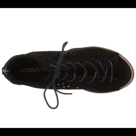 NWT Musse & Cloud Aira Anthro Modcloth Suede Perforated Peep Toe Ankle Booties - Picture 2 of 8